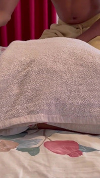 Schüchternes nachbarsmädchen, massage wird zu halsfick
