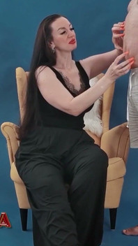 Je me gratte mon esclave avec les ongles oranges