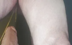 贾姆斯在贞操带与肛塞，然后用假阳具玩一些清晨