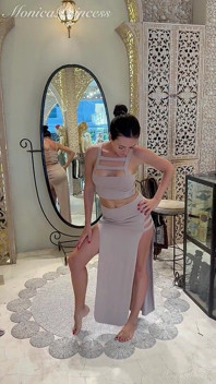 性感的巴厘岛服装在精品店尝试