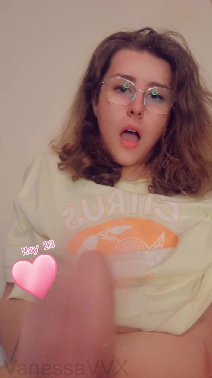 VanessaVVX: Vanessa faz uma bagunça enorme em si mesma e come...