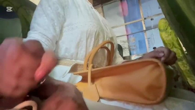 Hotfuck20: Ônibus público punheta com garota aleatória