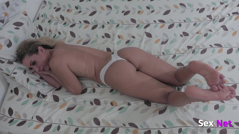 Foot Fetish Brazil: Kız mükemmel vücudunu ve ayaklarını gösteriyor!