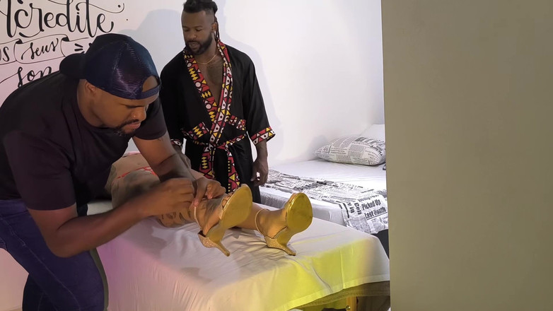 Nurseblack: Zachte cuckold nam vrouw mee om een tantrische massage met...