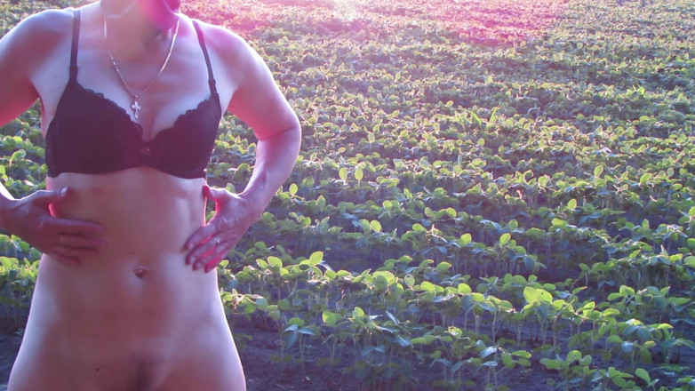 SexyAnka: 숲속에서 걷는 벌거벗은 미녀, 오줌 싸기