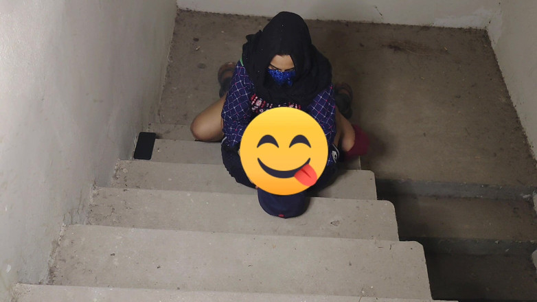 Faryal: Namorada fodida em escada-boquete de quatro estilo hardcore
