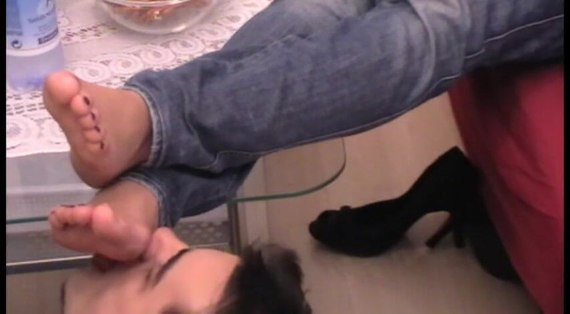 Femdom Austria: Lambendo os pés na mesa de café