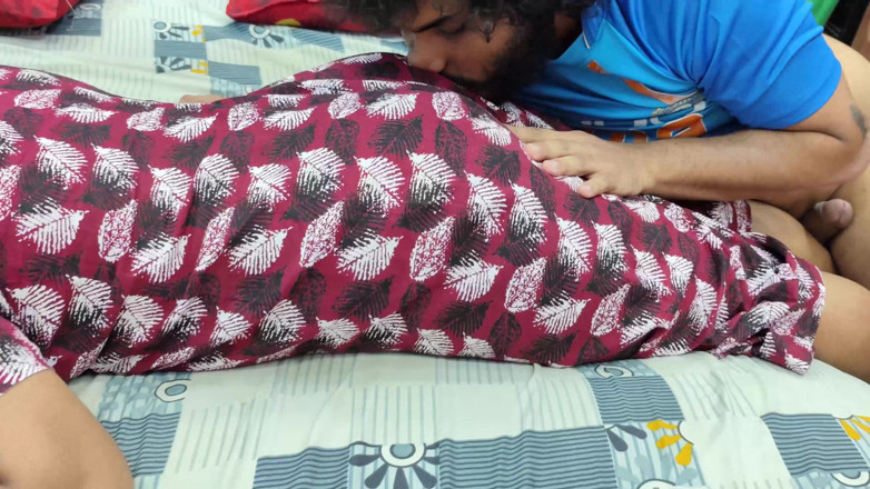 Vaishnavysharunraj: Quente lip lock com bunda Lick e Kiss Romance