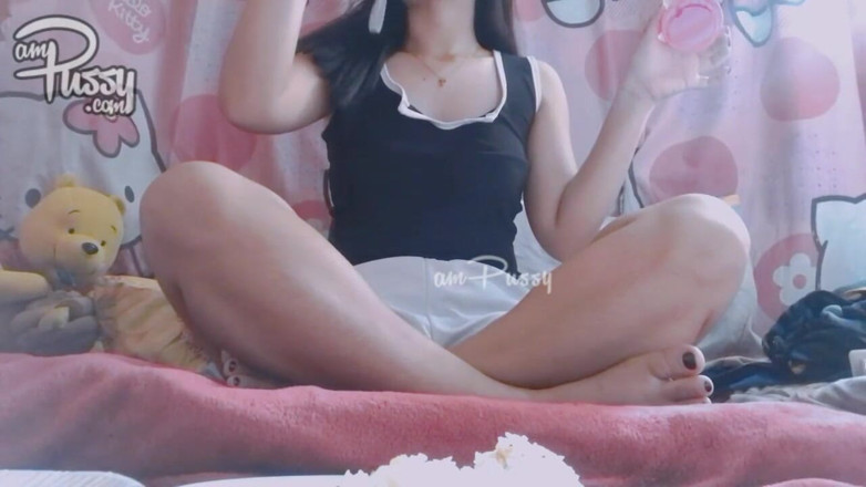 AmPussy: La ragazza amatoriale asiatica sta mangiando cibo nuda