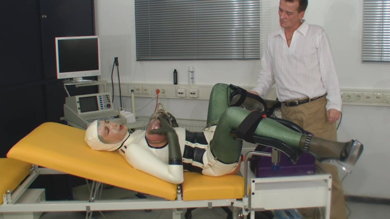 Rubber & Clinic Studio - 1ATOYS: Kinky maskin knullar i gummi på gynstolen