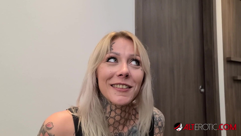 Alt Erotic: Nayomi Sharp chupa la polla y se traga una carga