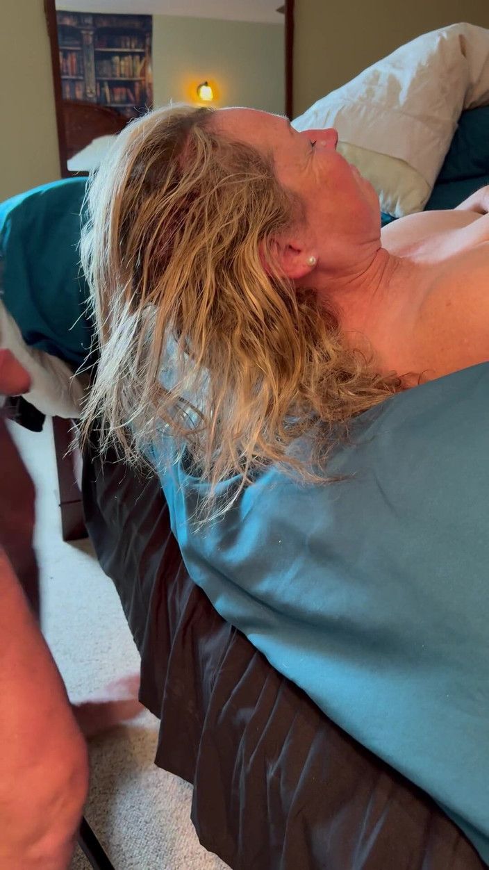 Bonewizzard69: Vuile vrouw zuigt mooie pik en neukt, neemt dan sperma...