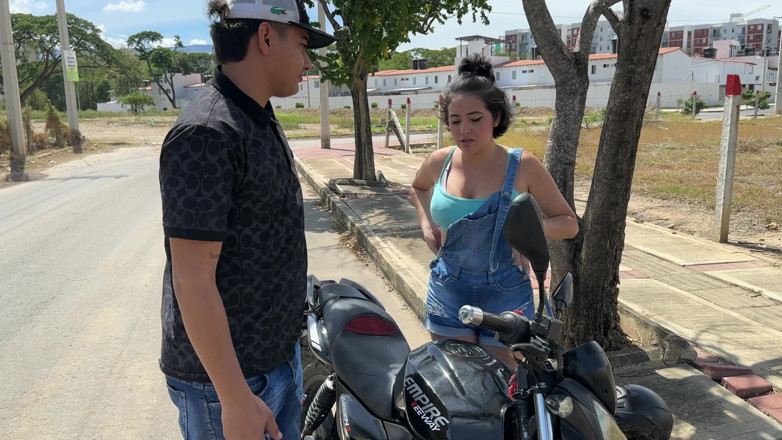 ManuelaAlvarez: Saya dapati seorang gadis pantat besar yang seksi dengan motosikalnya...