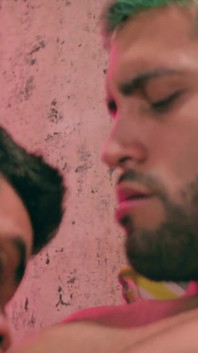 Alex succhia il grosso cazzo di camilo brown e gli mangia il culo fino a quando non riceve una sborrata intensa