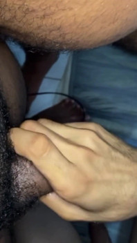 Knubbig gay kille och hans homosexuella styvbror delar den här killens kuk. Del 2