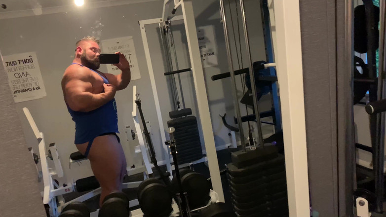 Jack stacked: Анальный трах с дилдо в спортзале