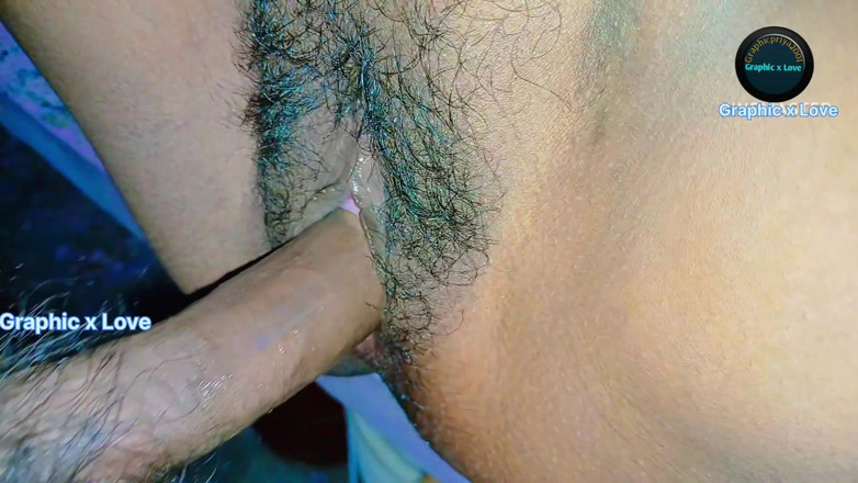 Graphic joy: O frumusețe indiancă desi îndrăzneață și încrezătoare care adoră să tachineze cu Farmec și...