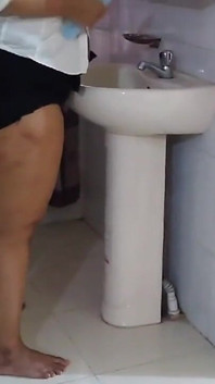 インドの18歳の無邪気な女子大生がカレッジドレスを着ているときに家でメイドの男に犯されました