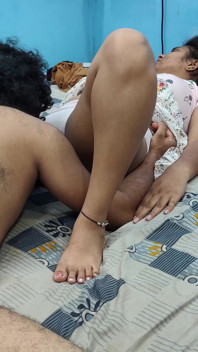 Bunda e buceta lambem romance em saia e calcinha