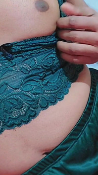 Ladyboy Asia yang comel dan panas dalam pakaian dalam pakaian malam sutera seksi