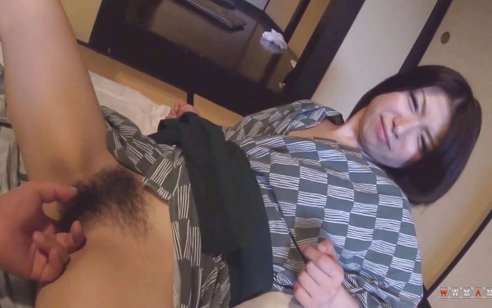 WWMAMM: दो एशियाई वेश्या गीली और जोरदार चुदाई के दौरान लंड साझा करती हैं