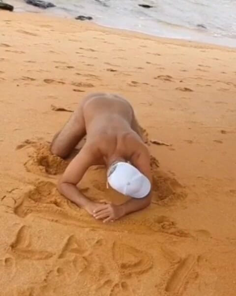 Ladysilvas: Ladysilva naken på stranden visar upp sin sexiga solbränna rumpa...