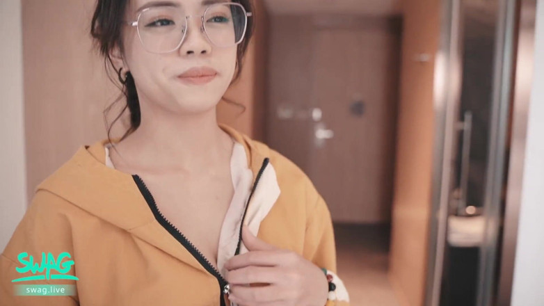 SWAG.live: Ragazza arrapata si fa scopare da un fusto asiatico