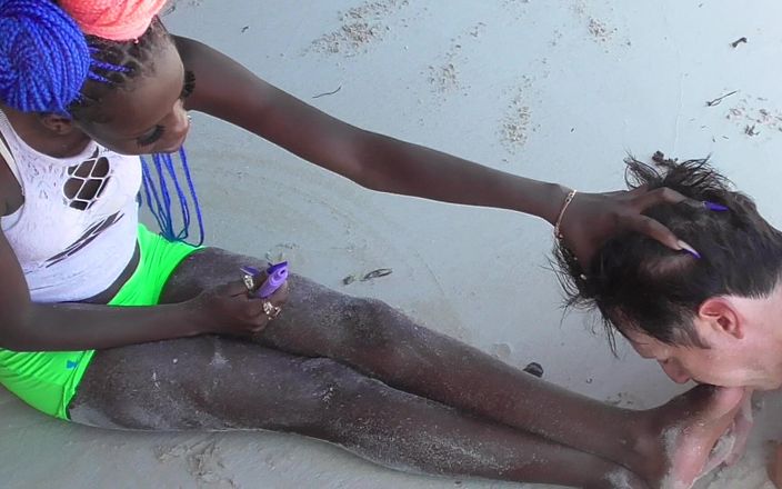Foot Girls: Ébano Pearl Beach adoración de pies Lamer la arena de...