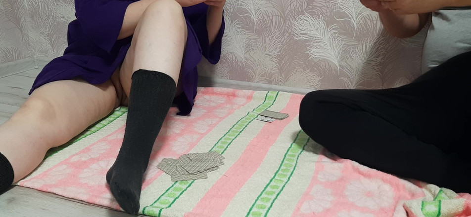 Vik_All: सौतेली बहन को ताश के पत्तों से खेलते हुए इतना दूर ले जाया गया कि उसने गलती से अपनी चूत दिखा दी।