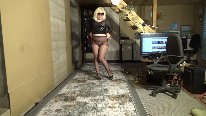 RedRoseRus: 裙子里穿着紧身裤的大屁股