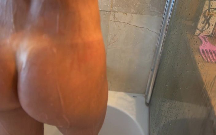 Who is Lilly: Uni heiße latina wird in der küche nach der dusche 4k...