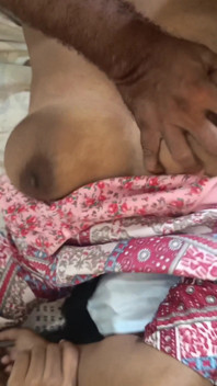 Kongkek panas di katil dengan isteri rumah jiran