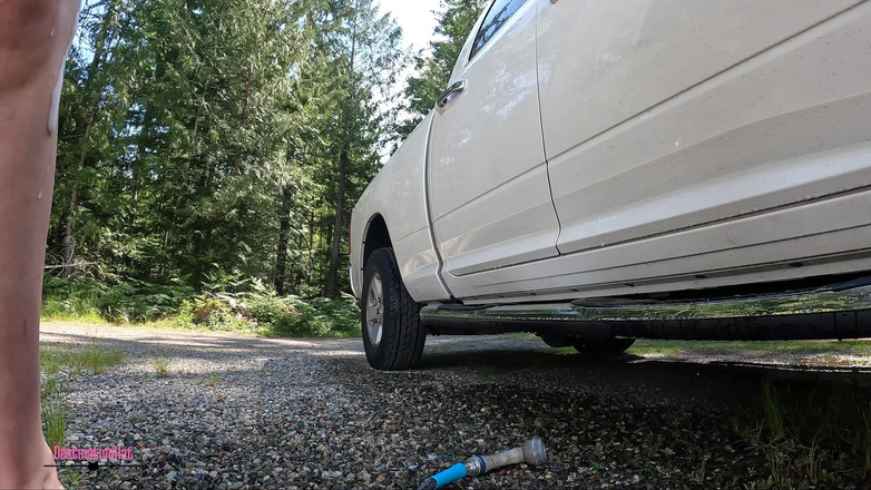 Destination Kat: Lavage de voiture avec masturbation avec un boyau