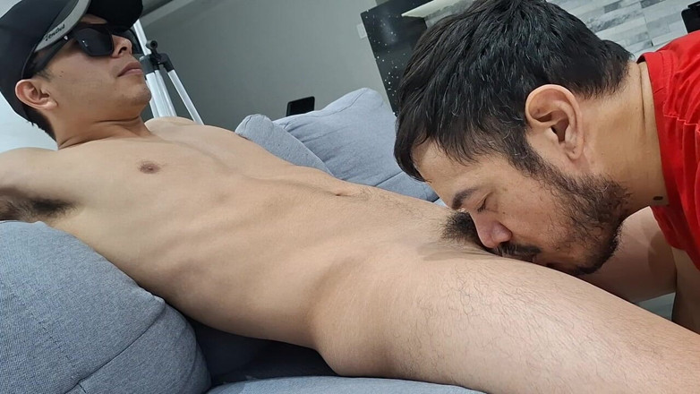 Bare skin man: Adicto a Mamar