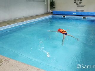 Sammie Cee: Gilet de sauvetage, maillot de bain, détente dans la piscine