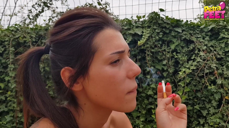 Smokin Fetish: Delightful brunette smokes a cigar outdoors
