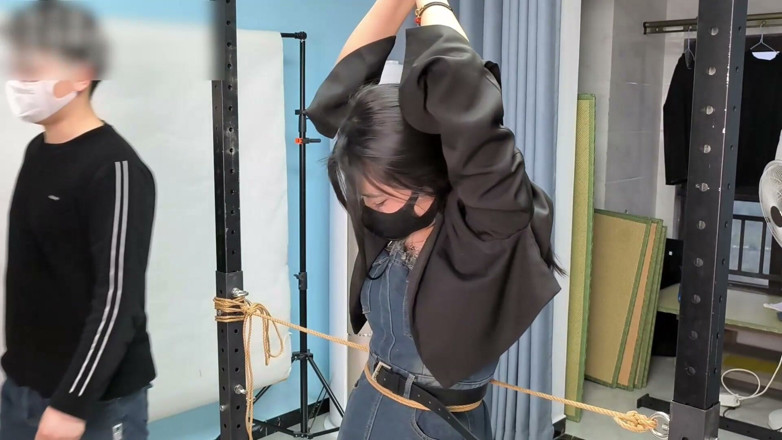Asian bondage: La mia ragazza è fissata a un supporto di metallo, la...