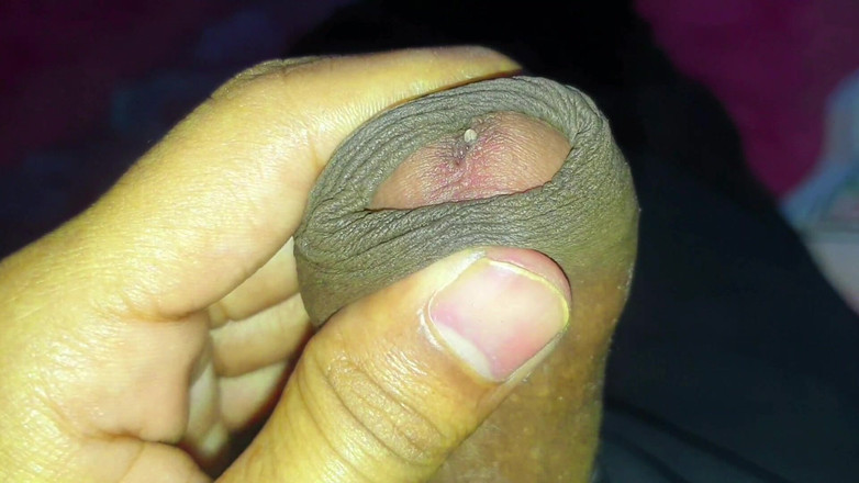 Xujjal: Deshi mladý chlapec si masíruje jeho velmi malý penis. Masturbujte...