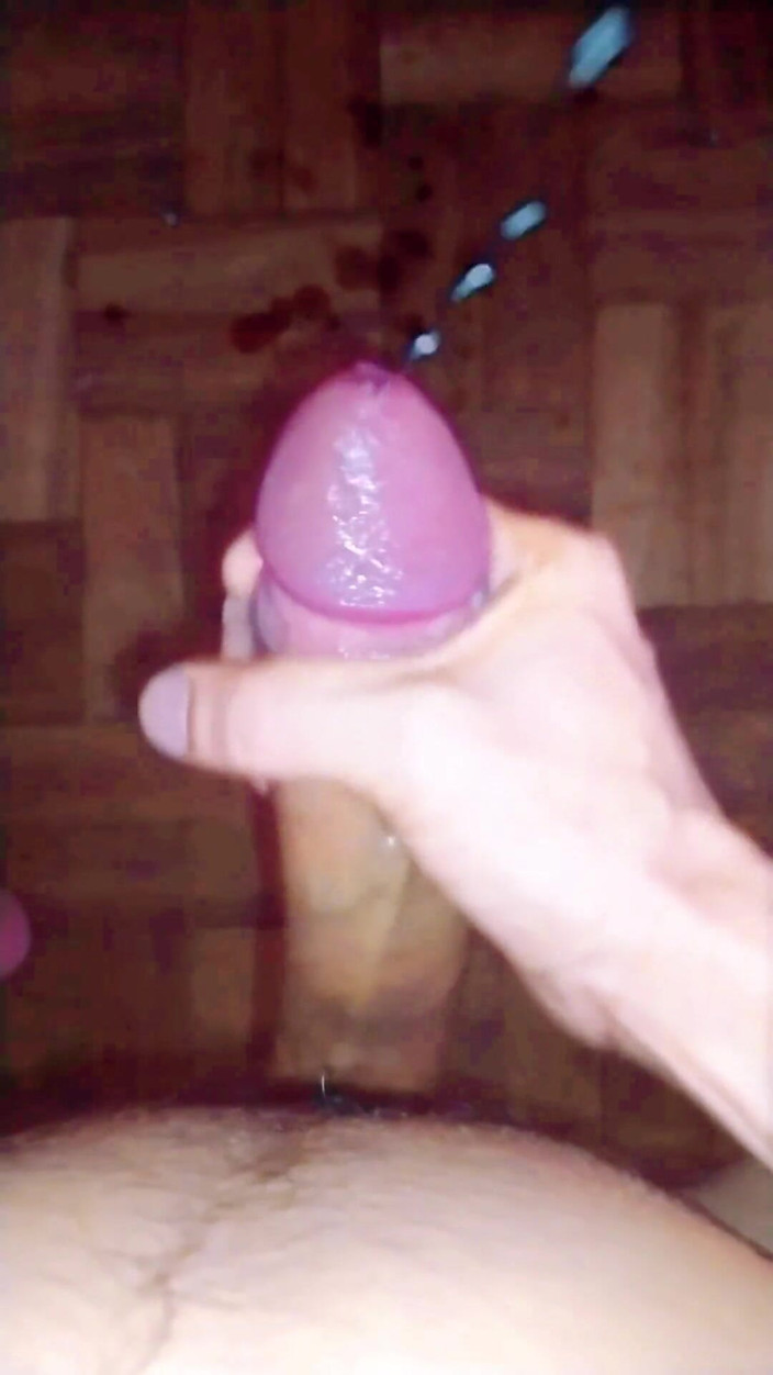 Naughty Cock: Branlette bruyante et laiteuse. Une grosse bite réagit à des couples...