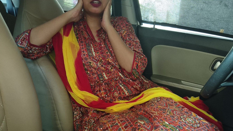 Saarabhabhi6: Chica india Saara hablando sucio en un coche desnuda