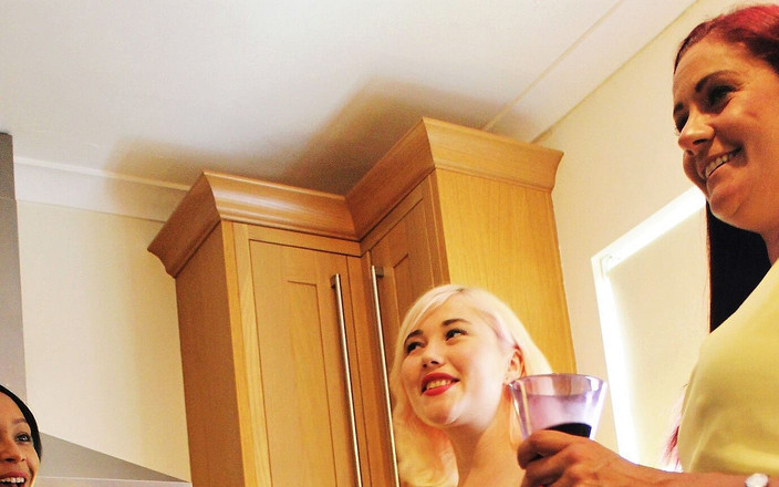 Red Heaven Media: #2 देखने के लिए राजी किया गया - भाग 1