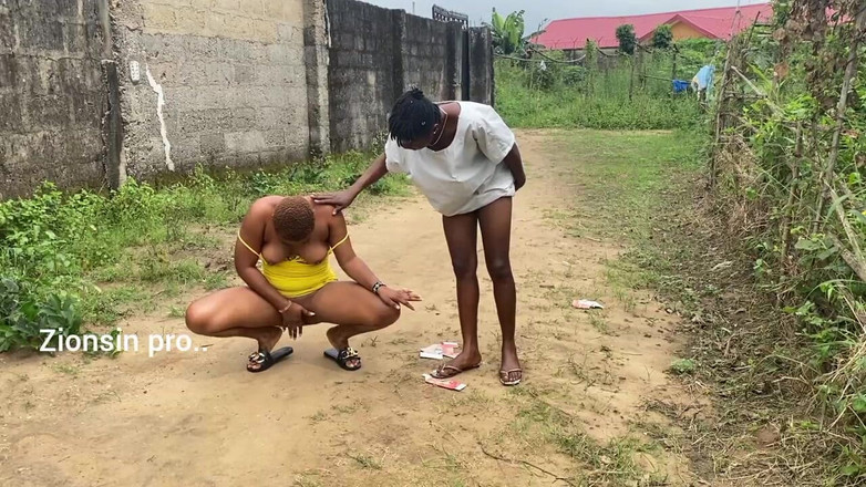 Zion: शरारती अफ्रीकी कमसिन दिन के उजाले में अपनी का प्रदर्शन कर रही है
