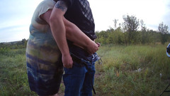 Zona901: Stiefmutter wichst meinen schwanz auf dem feld vor dem abspritzen