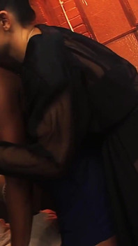 Netzschlampe kaia kane schiebt einen massiven schwarzen dildo tief in jasmin webbs muschi