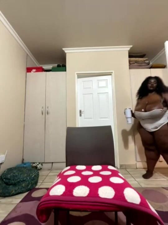Legendary Booty Overdose: BbW s obřím zadkem striptýz a masturbace