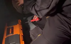 Mecánico se masturba durante la reparación de bicicletas.