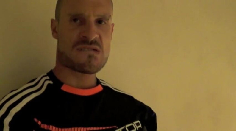 Sneaker gay: Gay, renifle et renifle des baskets