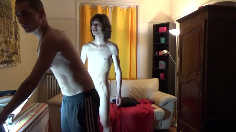 Home web camera: pornshoot na webové kameře s hetero chlapem bez sedla, šukání twink