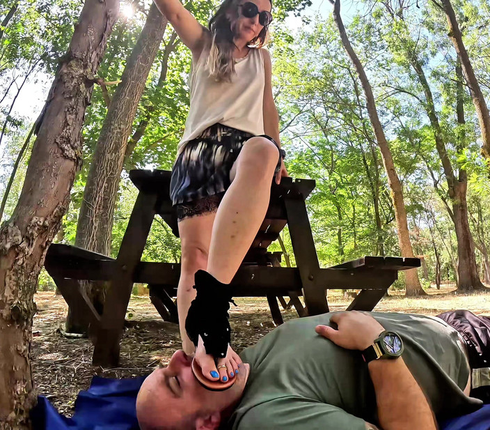 Mistressyammyboots: Padrona della foresta: sottomissione sotto le suole