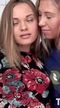 Blonde und brünette teen-mädchen fingern arschlöcher